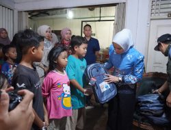 Peduli Korban Banjir Panjang, Ketua TP PKK Provinsi Lampung Apresiasi Relawan dan Serahkan Bantuan