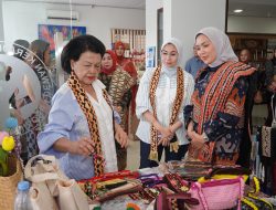 Lampung Dapat Kehormatan, Ketua Umum IAD Kunjungi Dekranasda dan Apresiasi Wastra Lokal