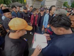 Hujan Deras, Anggota DPRD Fraksi PKS Syukron dan Puji Temui Mahasiswa Demo