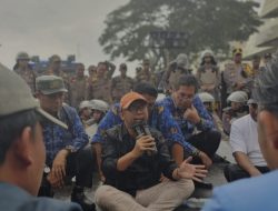 Ditengah Guyuran Hujan Deras, Syukron Muchtar Berdialog dengan Mahasiswa