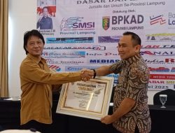 Kepala BPKAD Marindo Kurniawan Terima Penghargaan Utama Tinta Emas Dari Media Harian Pikiran Lampung