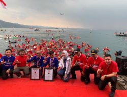 Upcara Pengibaran Sang Dwi Warena di Laut Mutun Pesawaran Pecahkan Rekor MURI