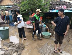 Pemdes Lempasing Bantu Warga Bersihkan Lumpur Pascabanjir