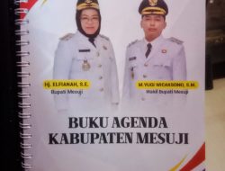 Bupati Mesuji Elfianah Bagikan Ratusan Buku Agenda Untuk Guru TK dan Sekolah Dasar
