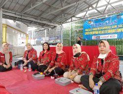Ibu Kalapas Bersama Warga Binaan Makan Bersama Di Lapas Perempuan Kelas IIA Bandar Lampung
