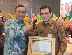 Sekdaprov Lampung Raih Penghargaan Sekda Terbaik Kategori Vision Pada ASKOMSI Digital Leadership Government Award 2025