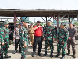Karya Bakti Hari Juang TNI AD 2025, Kodam XXI/Radin Inten Bersihkan Pantai Payangan