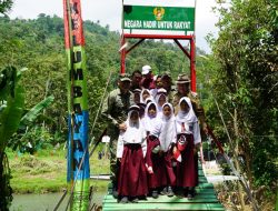 Wujudkan Mimpi Anak Sekolah, Danrem 043/Gatam Hadiri Peresmian Jembatan Gantung Garuda di Kelumbayan