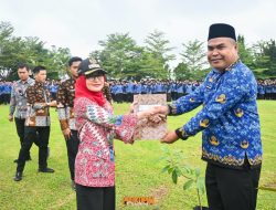 Bupati Nanda Indira Menyerahkan SK Kepada 3.457 PPPK Paruh Waktu di Lingkungan Pemkab Pesawaran