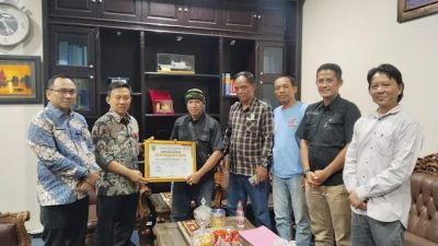 Penghargaan Artha Prasasana Karya Dari Aliansi Tunas Lampung  Di Berikan Kepada Sekdaprov Marindo