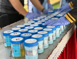 Disaksikan Kepala BNNK Lamsel, Lapas Narkotika Lampung Tes Urine Seluruh Pegawai