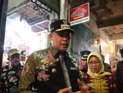 Dapati Laporan Mogok Pedagang Daging, Tri Adhianto Datangi Kios Pasar Baru