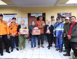 Ketua TP PKK Kota Bekasi Tinjau dan Salurkan Bantuan kepada Korban Banjir di Aren Jaya