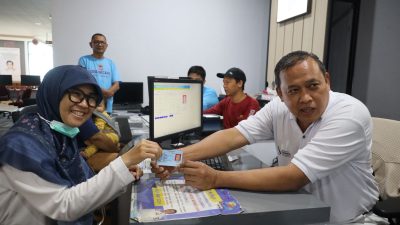 Cicipi Langsung Cetak KTP, Wali Kota Bekasi Pastikan Pelayanan Ekstra di MPP Berjalan Optimal.