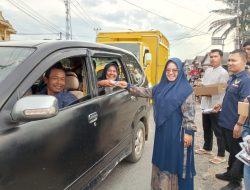 Bupati Elfianah Turun Langsung Bagikan Takjil kepada Warga