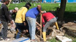 Peduli Pascabanjir, Kalapas Narkotika Bandar Lampung Pimpin Aksi Bersihkan Puing Bangunan Warga Sekitar