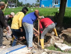 Peduli Pascabanjir, Kalapas Narkotika Bandar Lampung Pimpin Aksi Bersihkan Puing Bangunan Warga Sekitar