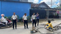 Bermanfaat untuk masyarakat, Petugas dan Warga Binaan Lapas Narkotika Bandar Lampung Perbaiki Jalan Berlubang