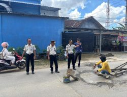 Bermanfaat untuk masyarakat, Petugas dan Warga Binaan Lapas Narkotika Bandar Lampung Perbaiki Jalan Berlubang