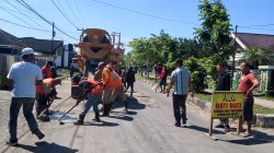 Tanggap Darurat Dinas PUPR Tubaba Bersama Masyarakat Perbaiki Jalan Provinsi