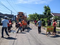 Tanggap Darurat Dinas PUPR Tubaba Bersama Masyarakat Perbaiki Jalan Provinsi