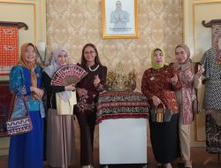 Ratusan Peserta HUT REI Kunjungi Dekranasda Lampung