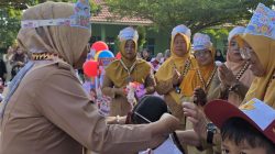 HARI PERTAMA MASUK SEKOLAH, ORANG TUA TUMPAH RUWAH ANTAR ANAK