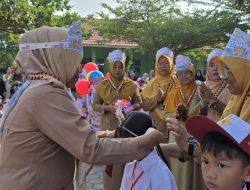 HARI PERTAMA MASUK SEKOLAH, ORANG TUA TUMPAH RUWAH ANTAR ANAK