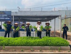 Takjub dengan Kreativitas Warga Binaan, Kepala Bea Cukai Bandar Lampung Pesan Miniatur Kapal Patroli