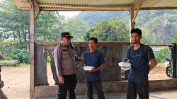 Polsek TKT Gelar Jumat Berkah, Bagikan 80 Nasi Kotak ke Warga Sekitar Gunung Camang