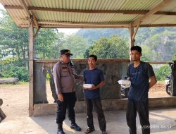 Polsek TKT Gelar Jumat Berkah, Bagikan 80 Nasi Kotak ke Warga Sekitar Gunung Camang